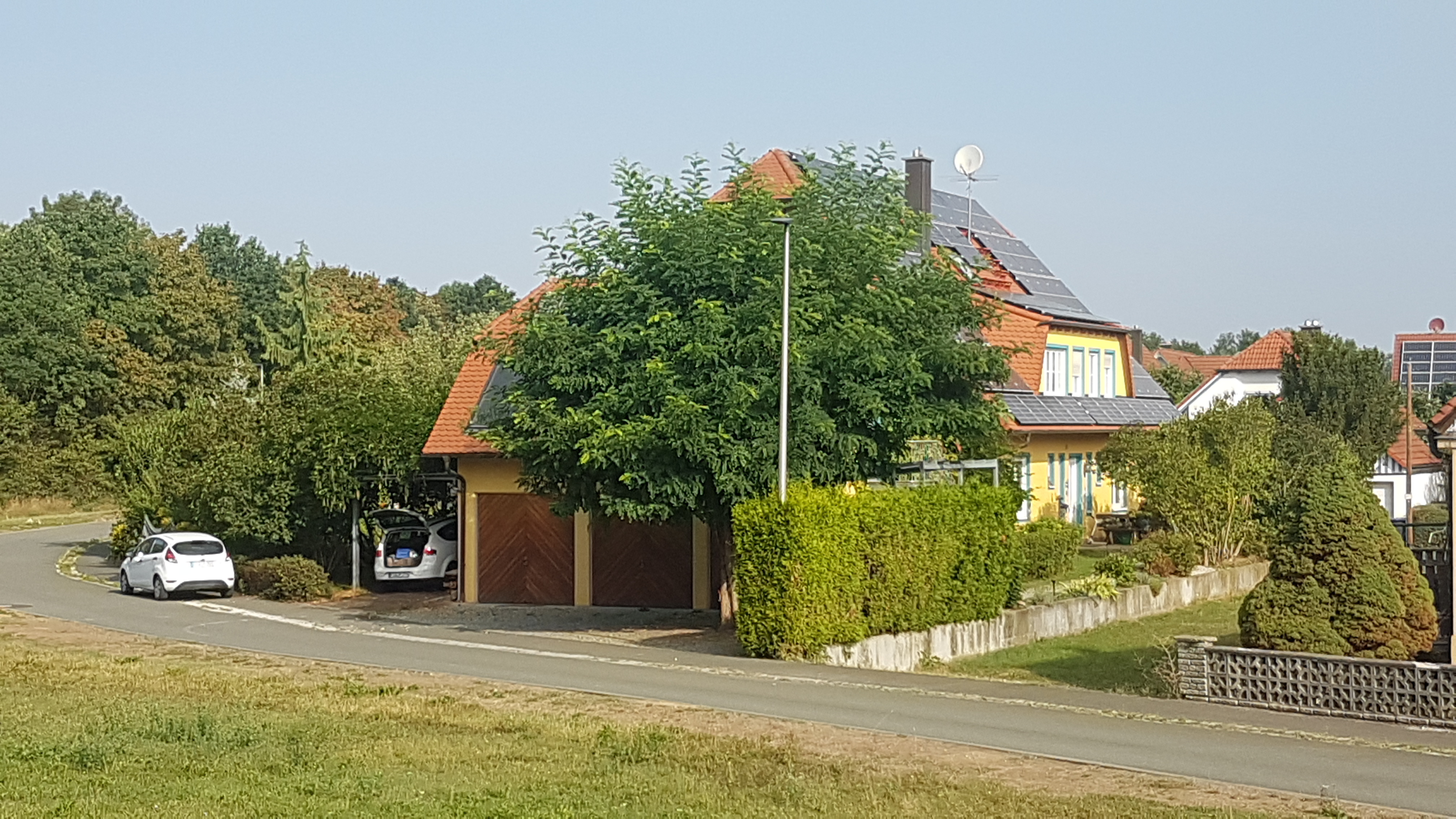 Anwesen Fliederweg 29 in Eggolsheim im Sommer Suedostansicht