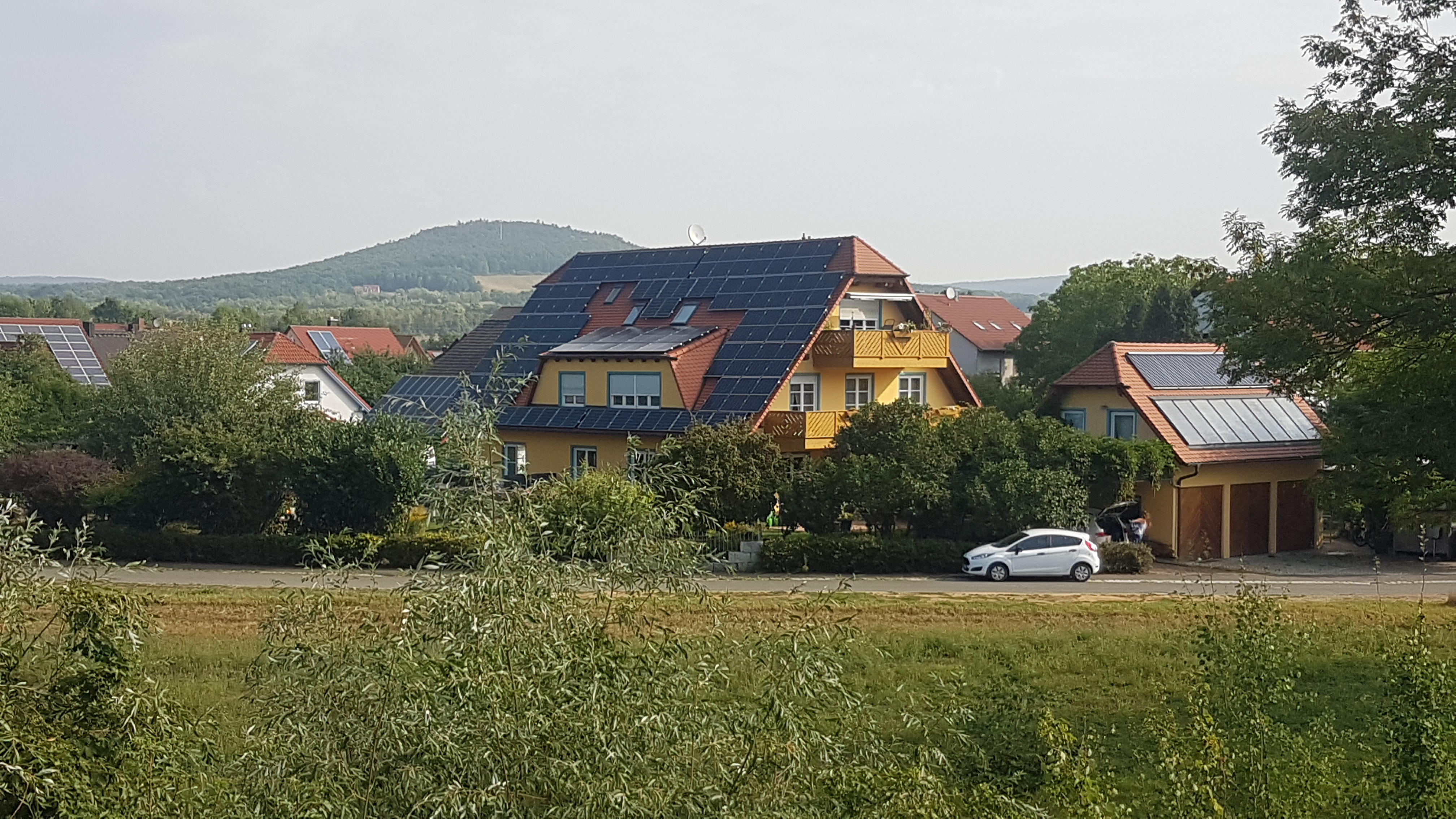 Anwesen Fliederweg 29 in Eggolsheim im Sommer Sdwestansicht