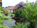 Blick auf den Gartenteich an der Sdwestseite vom Haus