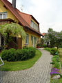 Blick nach Norden auf den Zugang an der Ostseite vom Haus