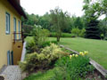 Blick auf den Garten an der Westseite vom Haus