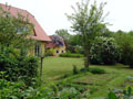 Blick ber den Gemsegarten auf den Garten an der Westseite vom Haus